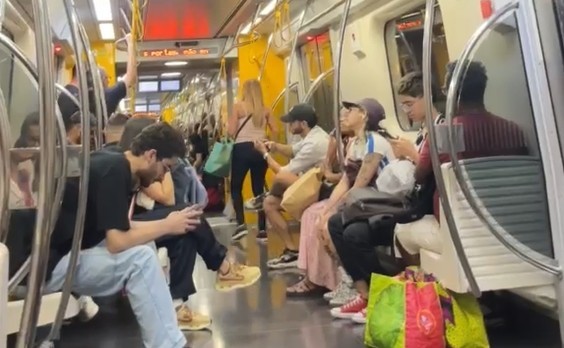 Linha amarela do metrô de SP tem falha e prende passageiros em trem por quase meia hora