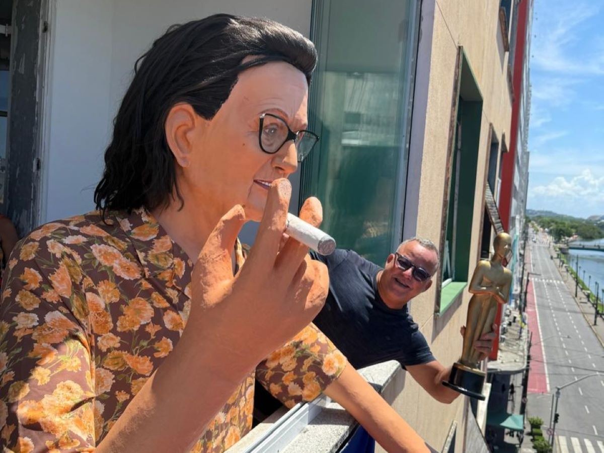 Tânia Maria, atriz de ‘O Agente Secreto', ganha boneca gigante para acompanhar cerimônia do Oscar, no Recife