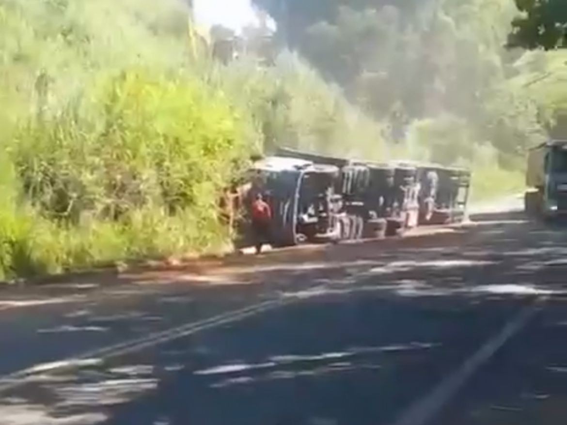 Caminhão tomba e deixa uma pessoa ferida em Sapucaia
