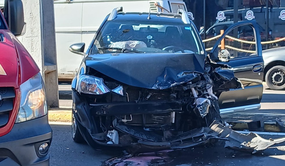 Acidente na Avenida Celestino José Figueiredo deixa uma motorista ferida em Presidente Prudente — Foto: Ana Claudia Palacio/TV TEM