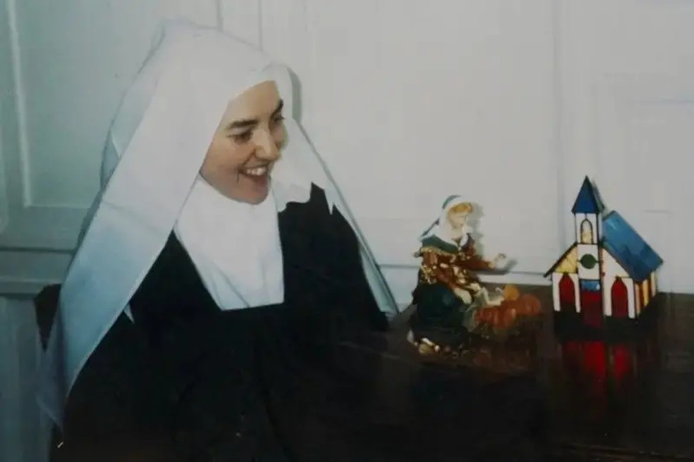Quando era Irmã Mary Elizabeth, Lisa pertencia à estrita ordem religiosa carmelita católica romana — Foto: Arquivo pessoal/BBC
