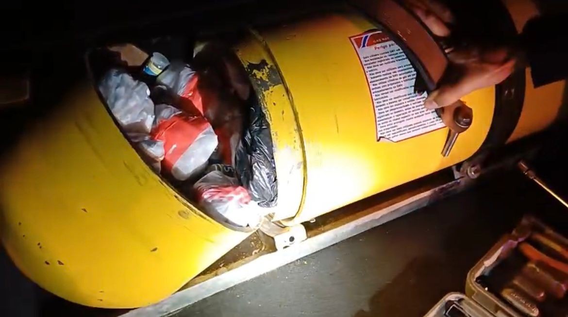 Cerca de 7 kg de drogas são apreendidos dentro de cilindro de gás na Via Dutra, em Piraí 