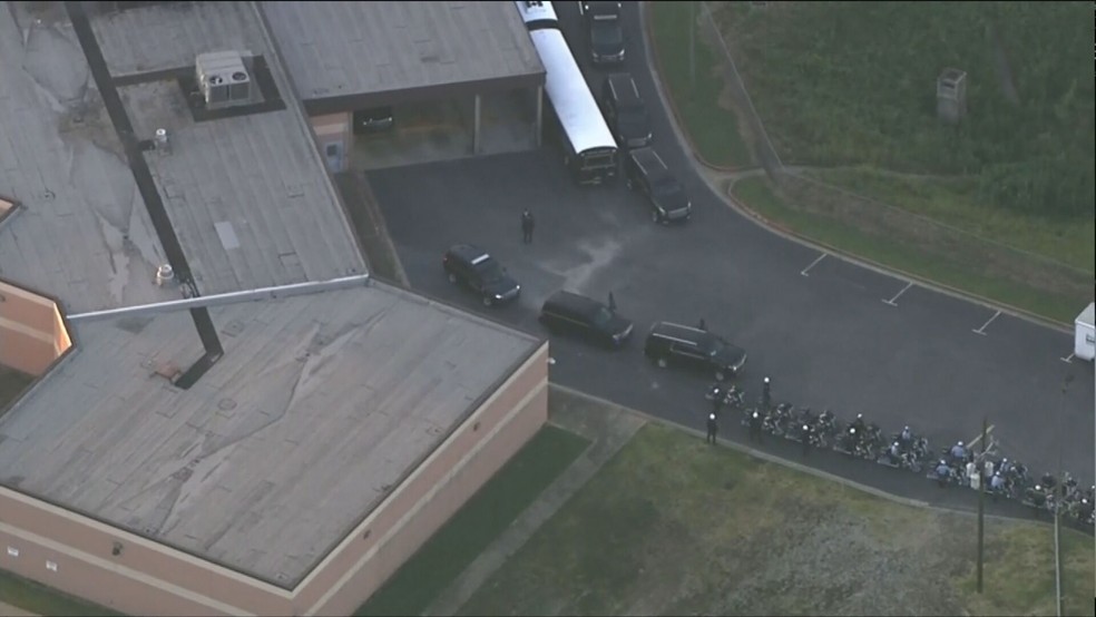 Imagem aérea mostra caravana de Donald Trump em prisão na Flórida — Foto: Reprodução/Globonews