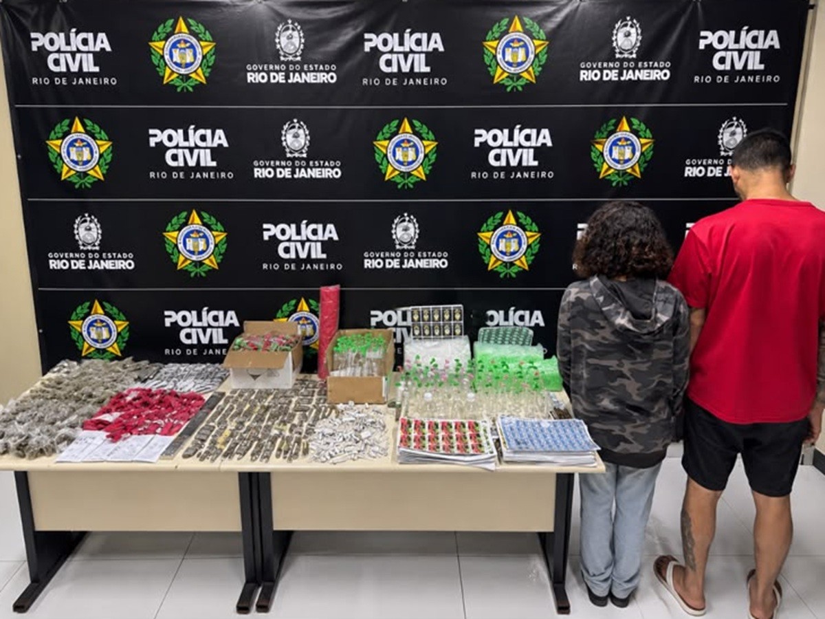 Caminhão abandonado era esconderijo de drogas em Cabo Frio; mais de 500 porções de drogas apreendidas
