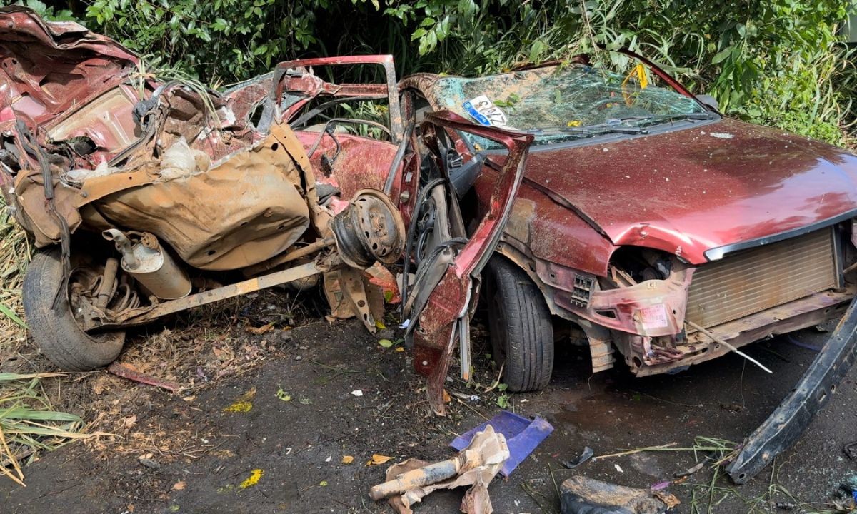 Três pessoas morrem após colisão frontal entre dois veículos em rodovia do sul da Bahia