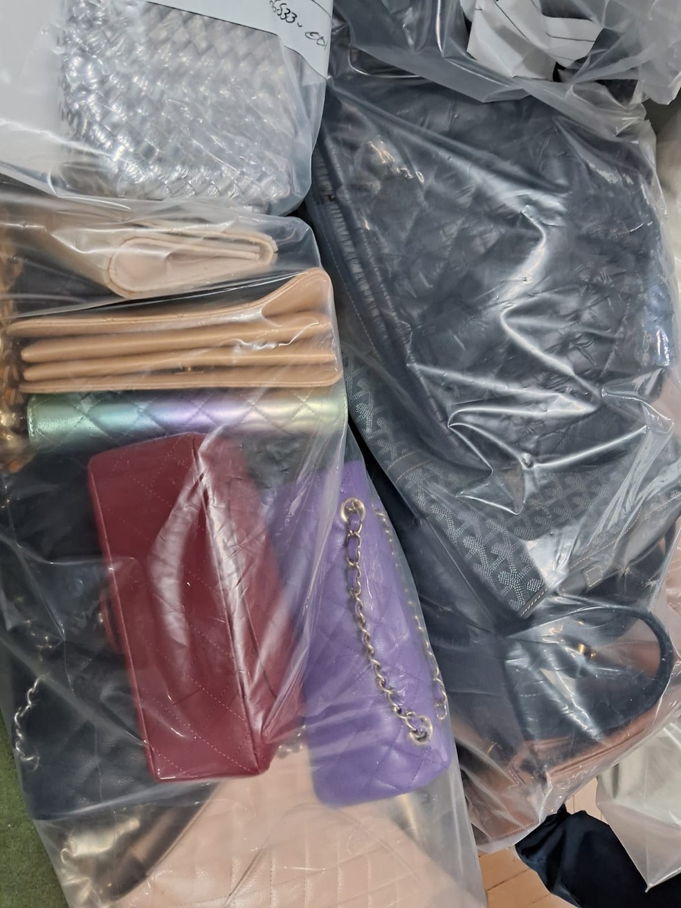 Material apreendido pela Polícia Civil de MG durante operação Dubai — Foto: Carlos Eduardo Alvim/ TV Globo