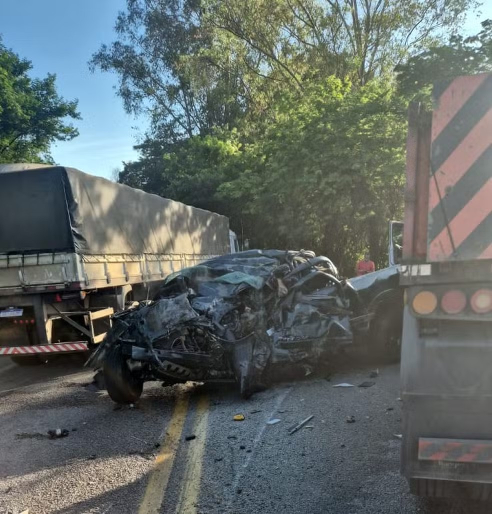 Com o impacto da batida na BR-381, caminhonete ficou destruída. — Foto: Redes sociais