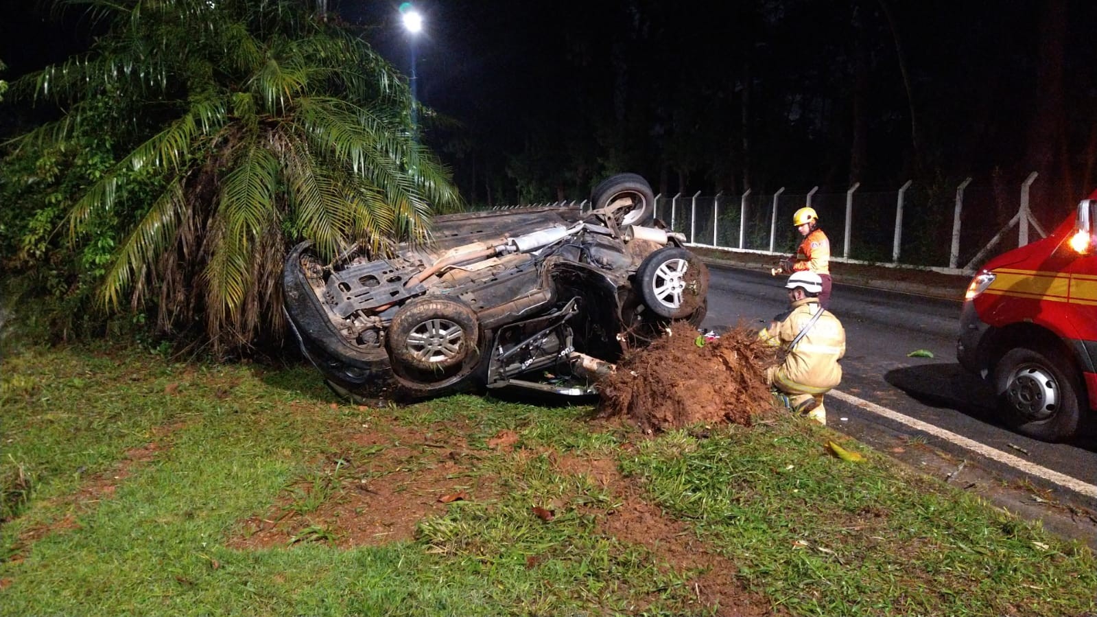 Jovens ficam feridos após saírem de festa e carro capotar e se chocar contra árvore em Poços de Caldas, MG