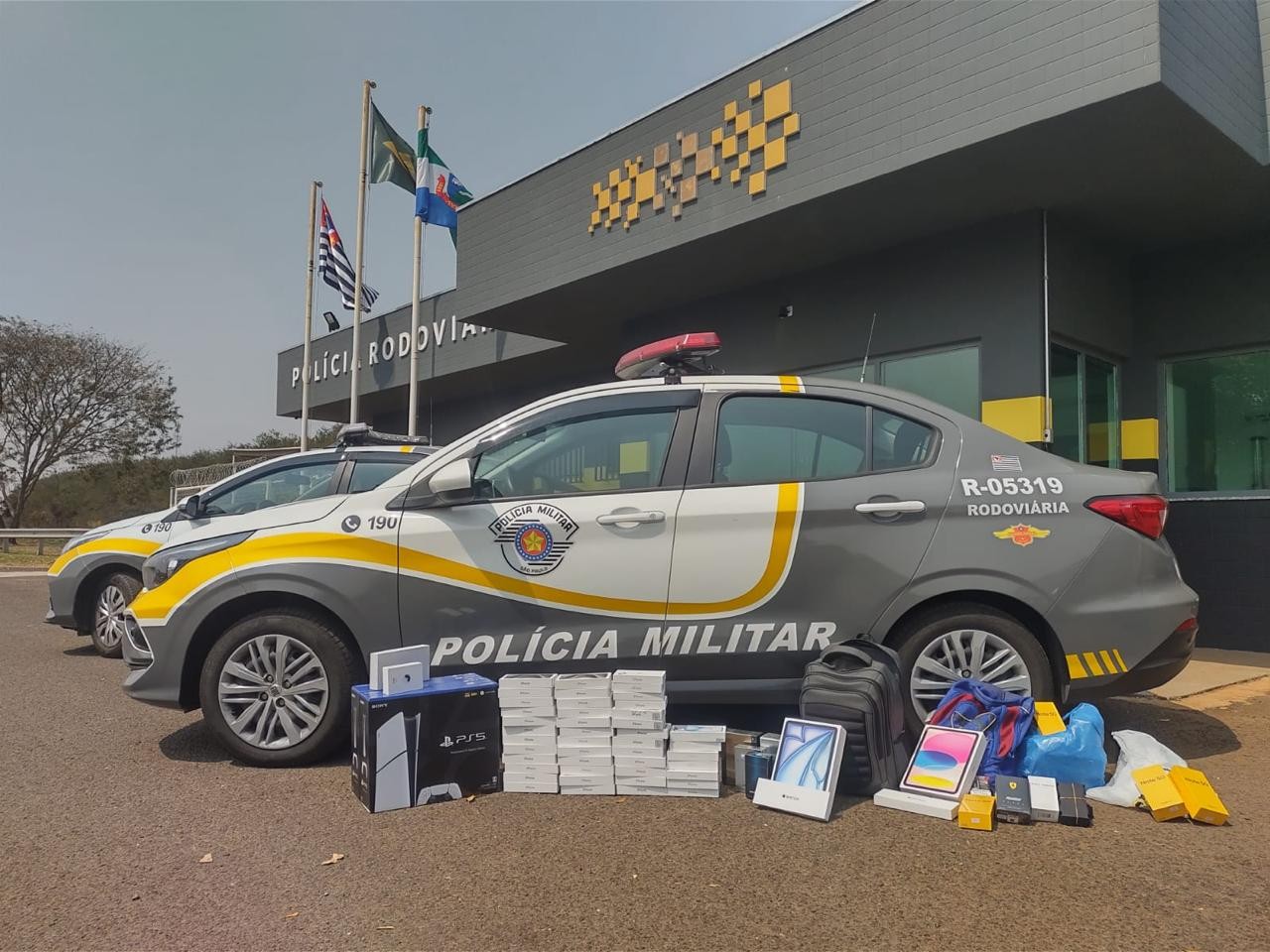 Polícia Rodoviária apreende 60 celulares e 22 perfumes sem nota fiscal no interior de SP