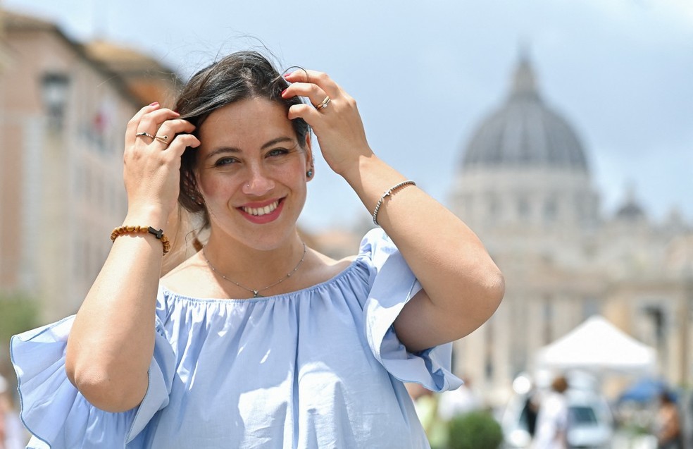 Francesca Parisi, influenciadora e professora religiosa italiana nas redes sociais — Foto: Alberto PIZZOLI / AFP