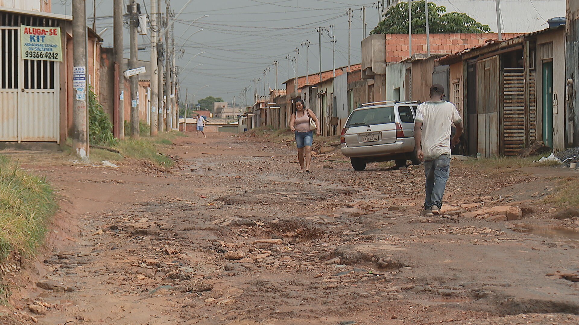 Ruas asfaltadas são realidade para apenas 47,8% dos moradores de favelas e comunidades do DF; nas outras áreas, índice é de 98,1%