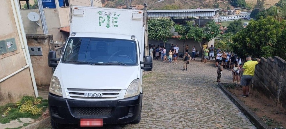 Caminhão que atingiu menina de 7 anos em Além Paraíba — Foto: Corpo de Bombeiros/Divulgação