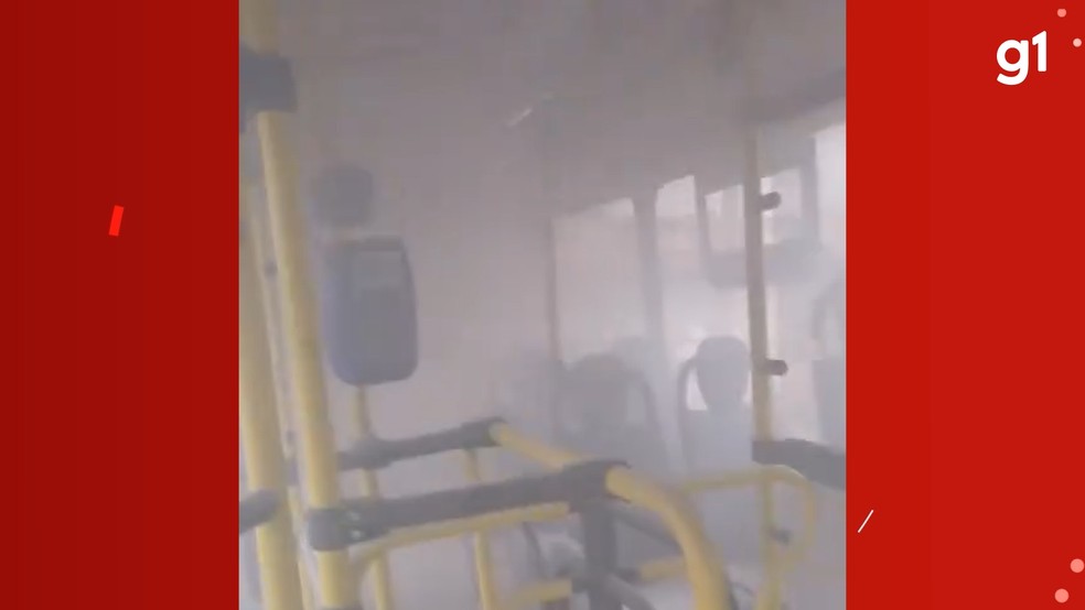 Ônibus é atacado por criminosos em Porto Velho — Foto: Reprodução