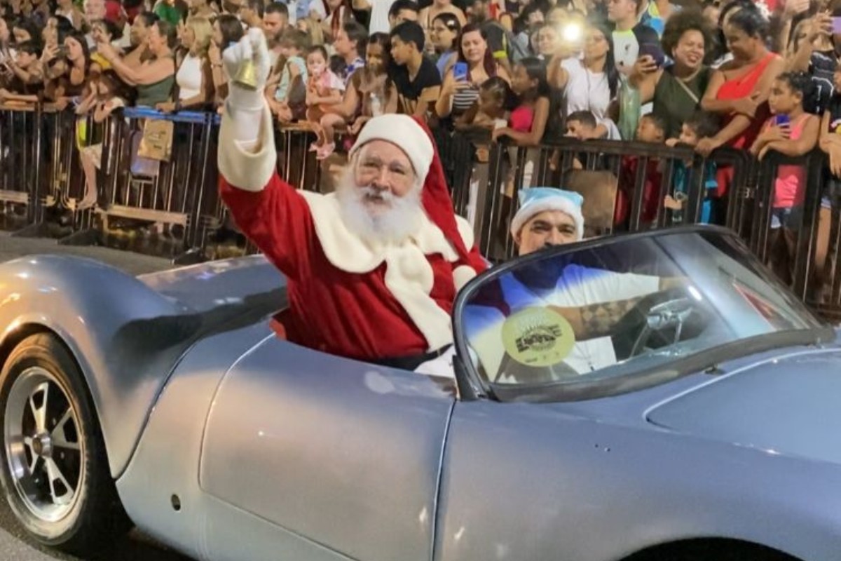 Papai Noel desfila de conversível na estreia da Parada de Natal de São Vicente