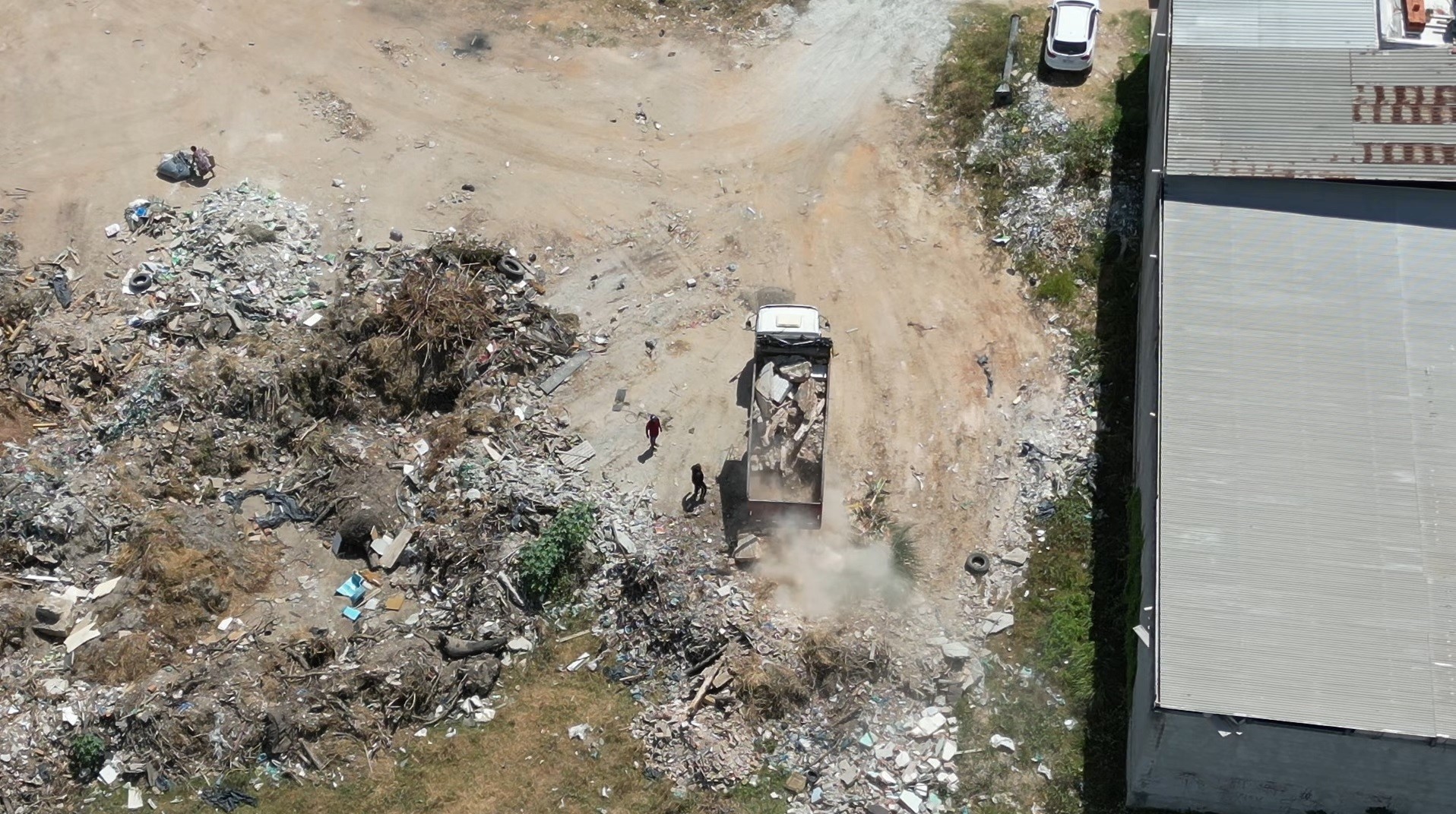Vídeo: Drone da Prefeitura flagra descarte irregular de entulho em Fortaleza; multa pode chegar a R$ 32 mil