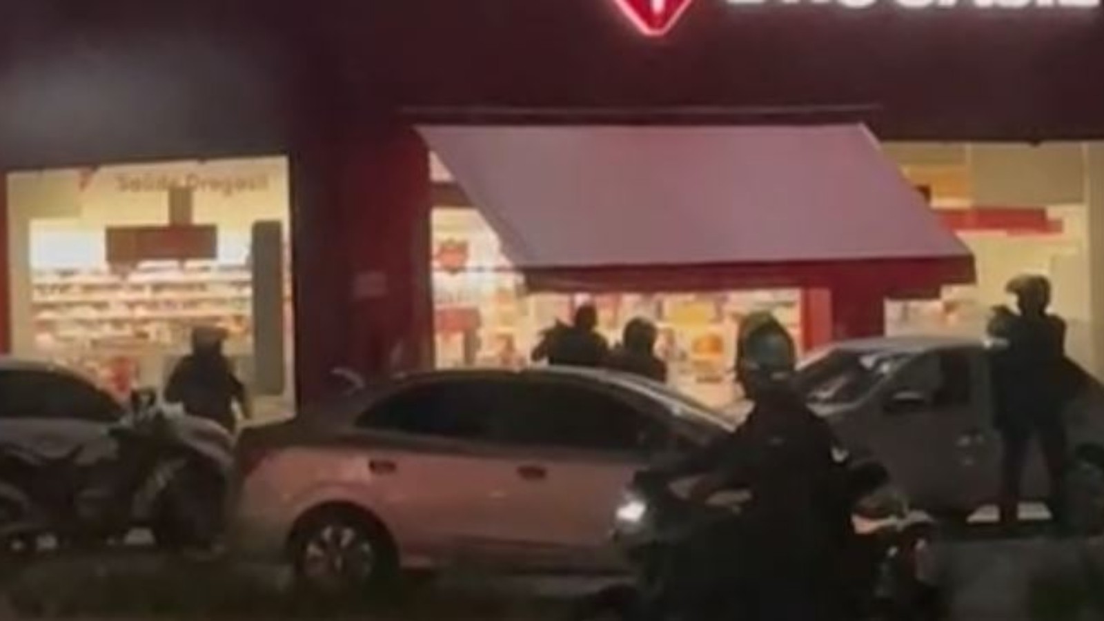 VÍDEO: Polícia frustra assalto a farmácia e captura grupo em Fortaleza