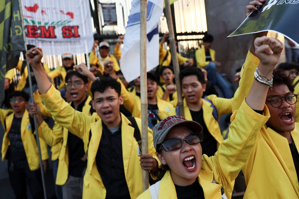 Estudantes protestam contra regalias de políticos na Indonésia, em 4 de setembro de 2025 — Foto: REUTERS/Willy Kurniawan