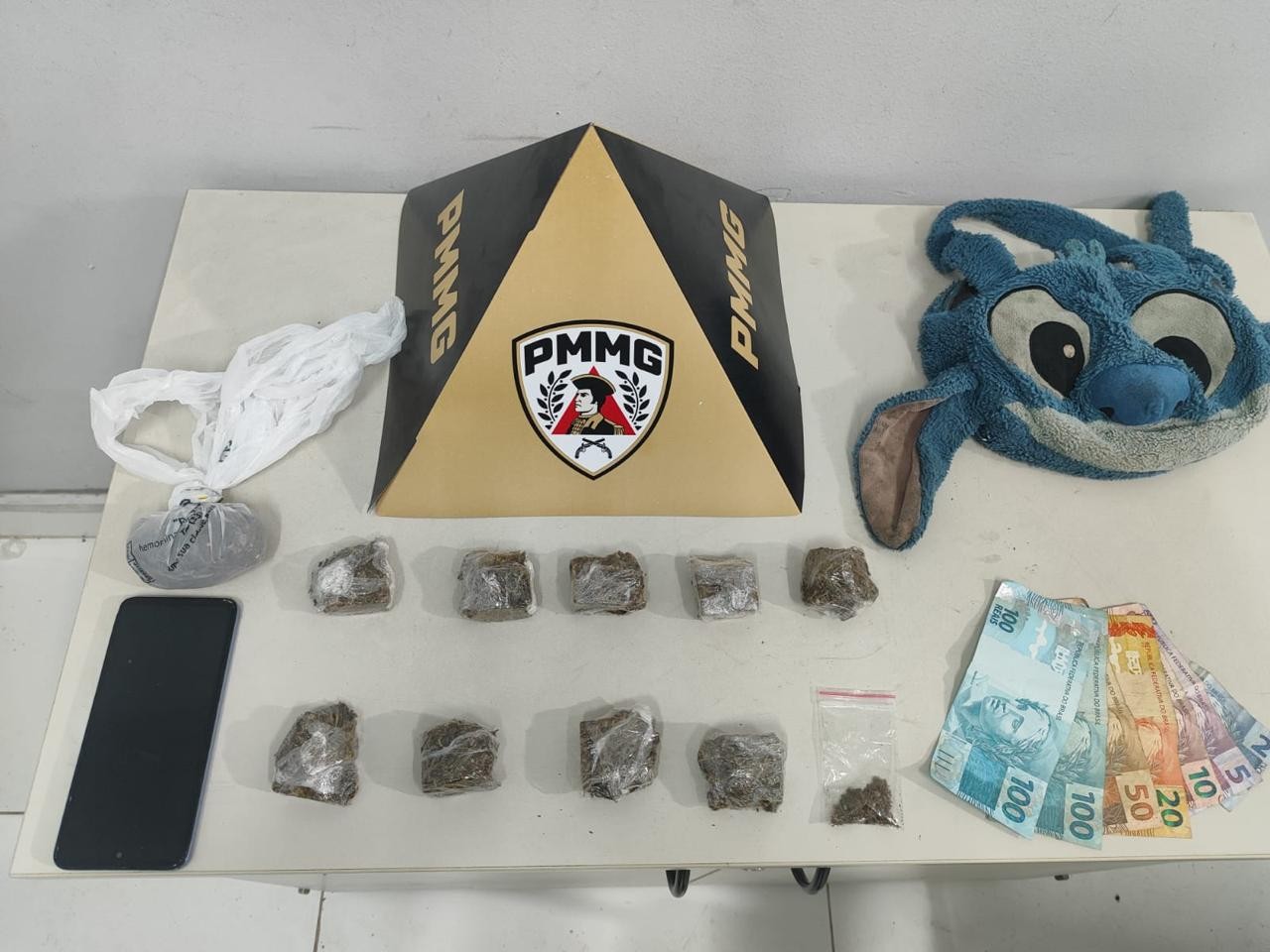 PM apreende drogas durante prisão de homem que agrediu a namorada em Governador Valadares