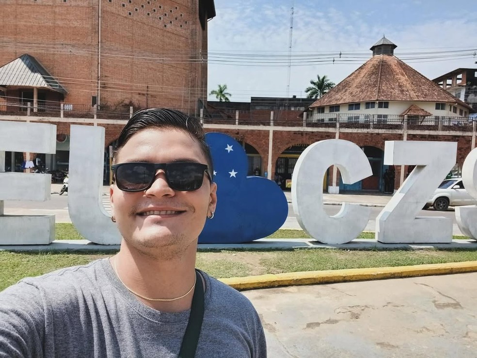 Após a agressão e a perda da visão de um olho, ele passou a precisar de óculos escuros por conta da sensibilidade à luz — Foto: Reprodução/Instagram