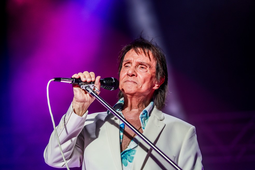 Roberto Carlos comemora 84 anos com show e bolo especial em Natal — Foto: Alexandre Lago