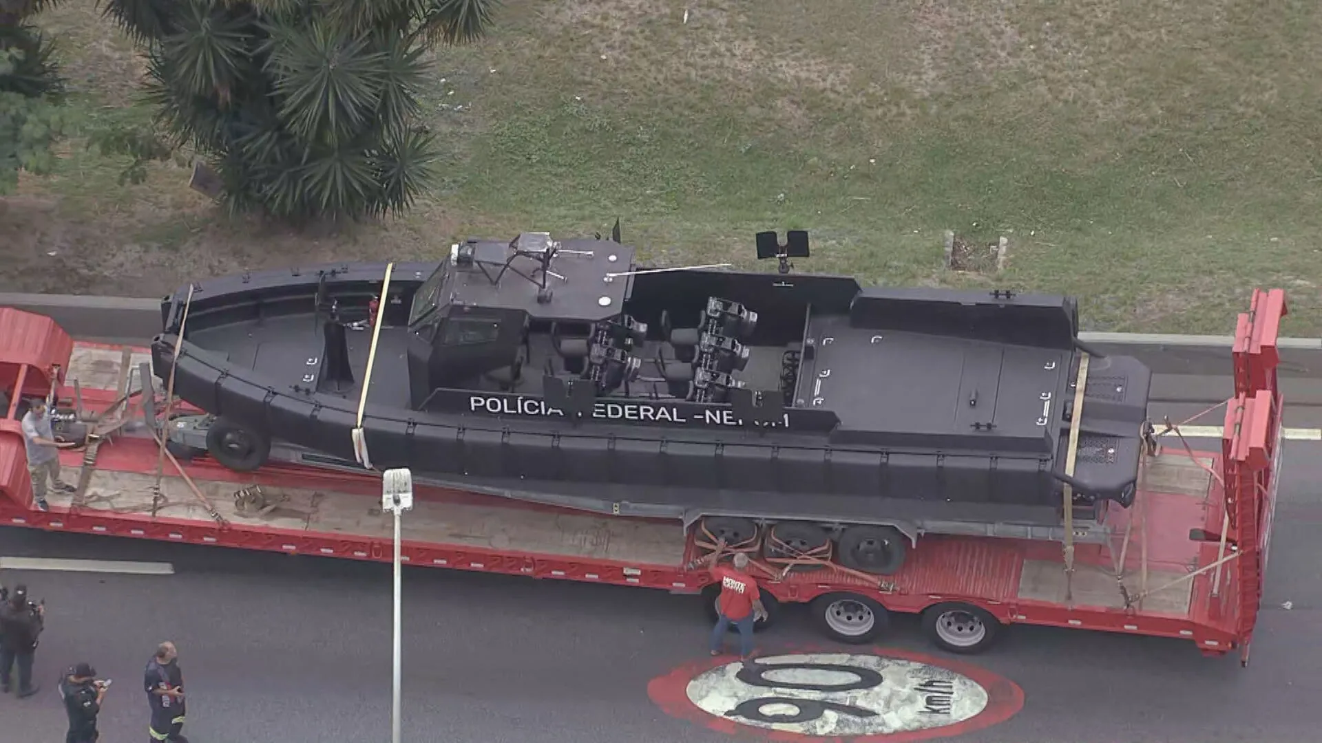 VÍDEO: carreta com barco da PF fica presa em viaduto na Linha Vermelha