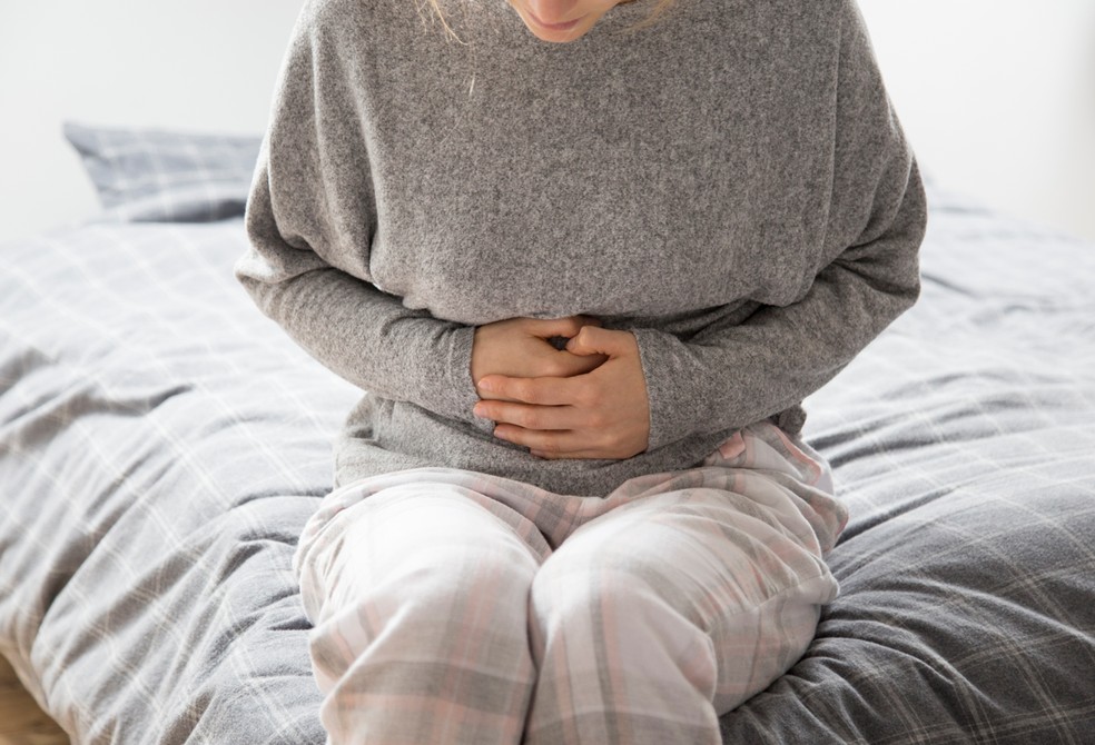 Excesso de gases intestinais pode ser causado por consumo de alimentos como leite de vaca, gro de bico, feijo e pes.  Foto: Freepik