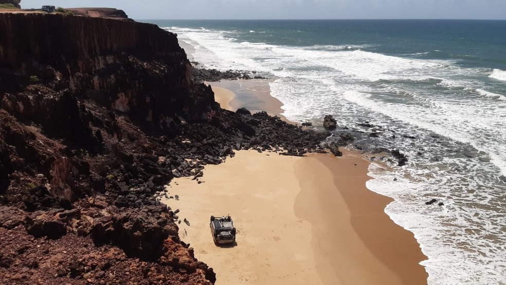 Carro caiu de falésia em Pipa na madrugada desta quarta-feira — Foto: Sérgio Henrique Santos/Inter TV Cabugi