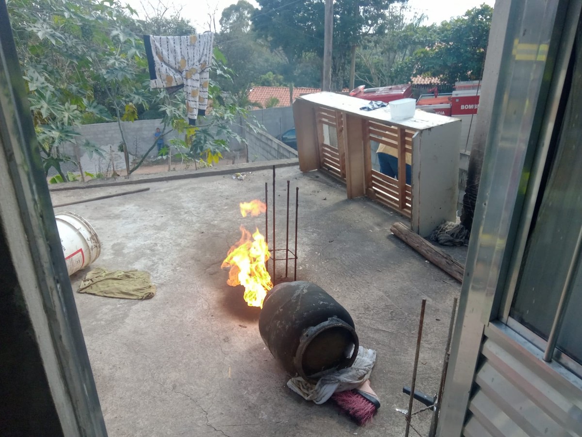 Botijão de gás pega fogo e destrói cozinha de casa em Campo Limpo