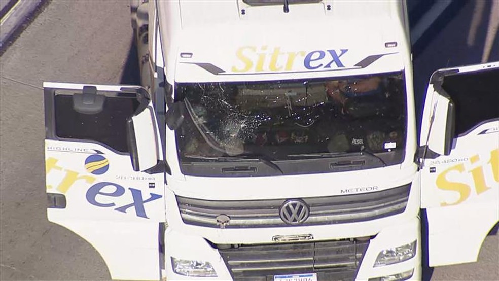Motorista de carreta é sequestrado e obrigado a deixar veículo atravessado no Rodoanel em Itapecerica, na Grande SP — Foto: Reprodução/TV Globo