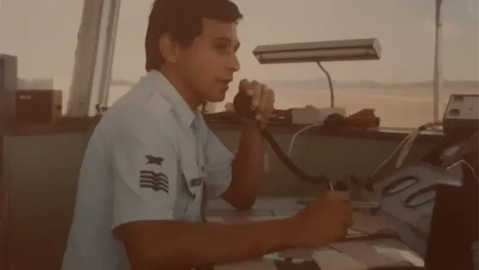 Sérgio Mota da Silva na torre de controle de São José dos Campos. — Foto: Acervo pessoal