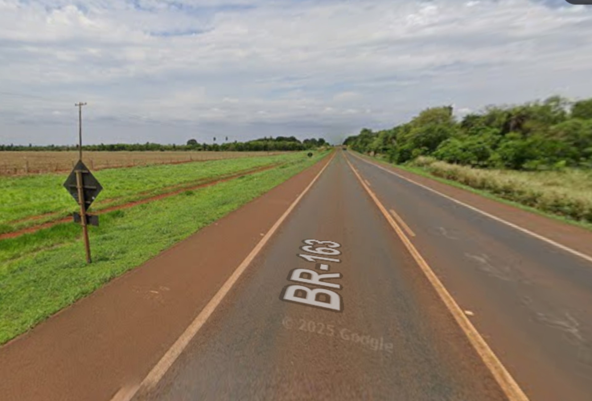 Motociclista morre após invadir pista contrária e bater em caminhão na BR-163