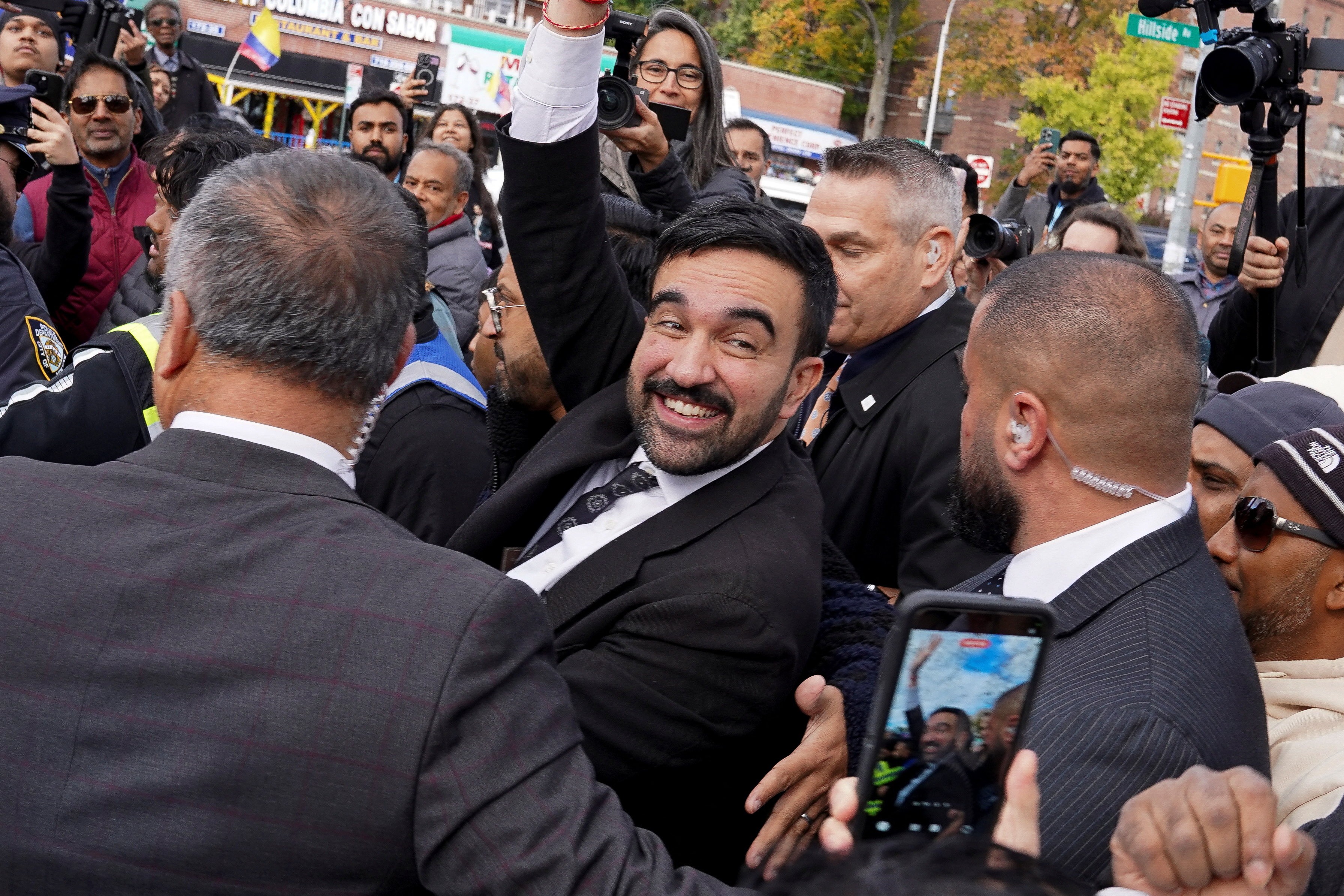 Na véspera de eleição em NY, Trump chama democrata favorito de 'comunista' e rejeita comparação: 'sou muito mais bonito que ele'