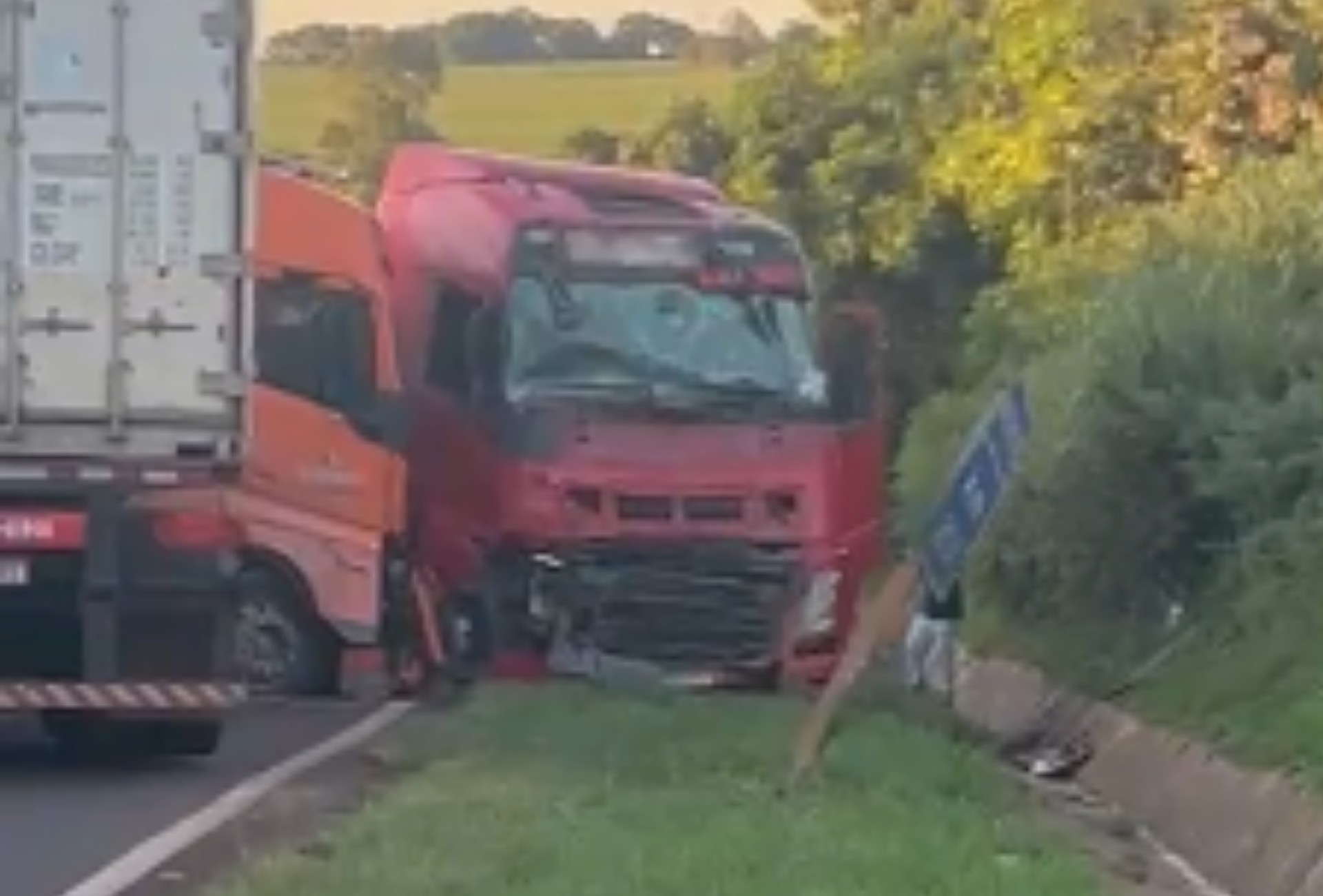VÍDEO: Acidente com três carretas e carro mata duas pessoas na BR-163 em MS