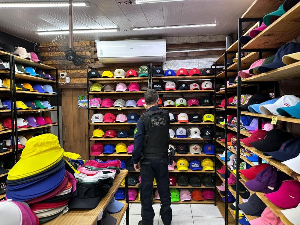 Receita Federal apreende produtos falsos e fecha 11 lojas no Centro de Fortaleza — Foto: Divulgação