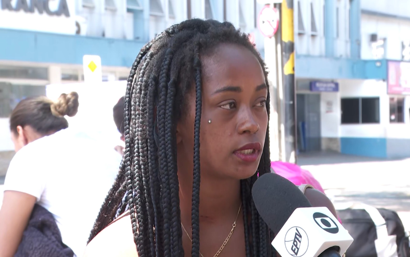 Mulher diz que quebrou cadeiras porque se irritou com demora no atendimento em pronto-socorro em Franca: 'Estava passando mal'