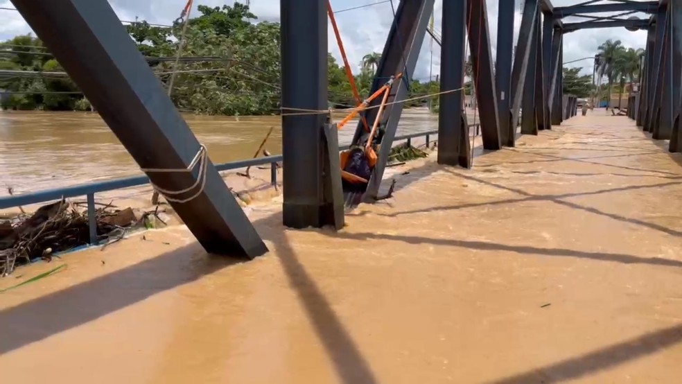 Águas do Rio Acre em Brasiléia já cobrem a Ponte Metálica do município, que liga o município a Epitaciolândia, outra região afetada — Foto: Eldson Júnior/Arquivo pessoal
