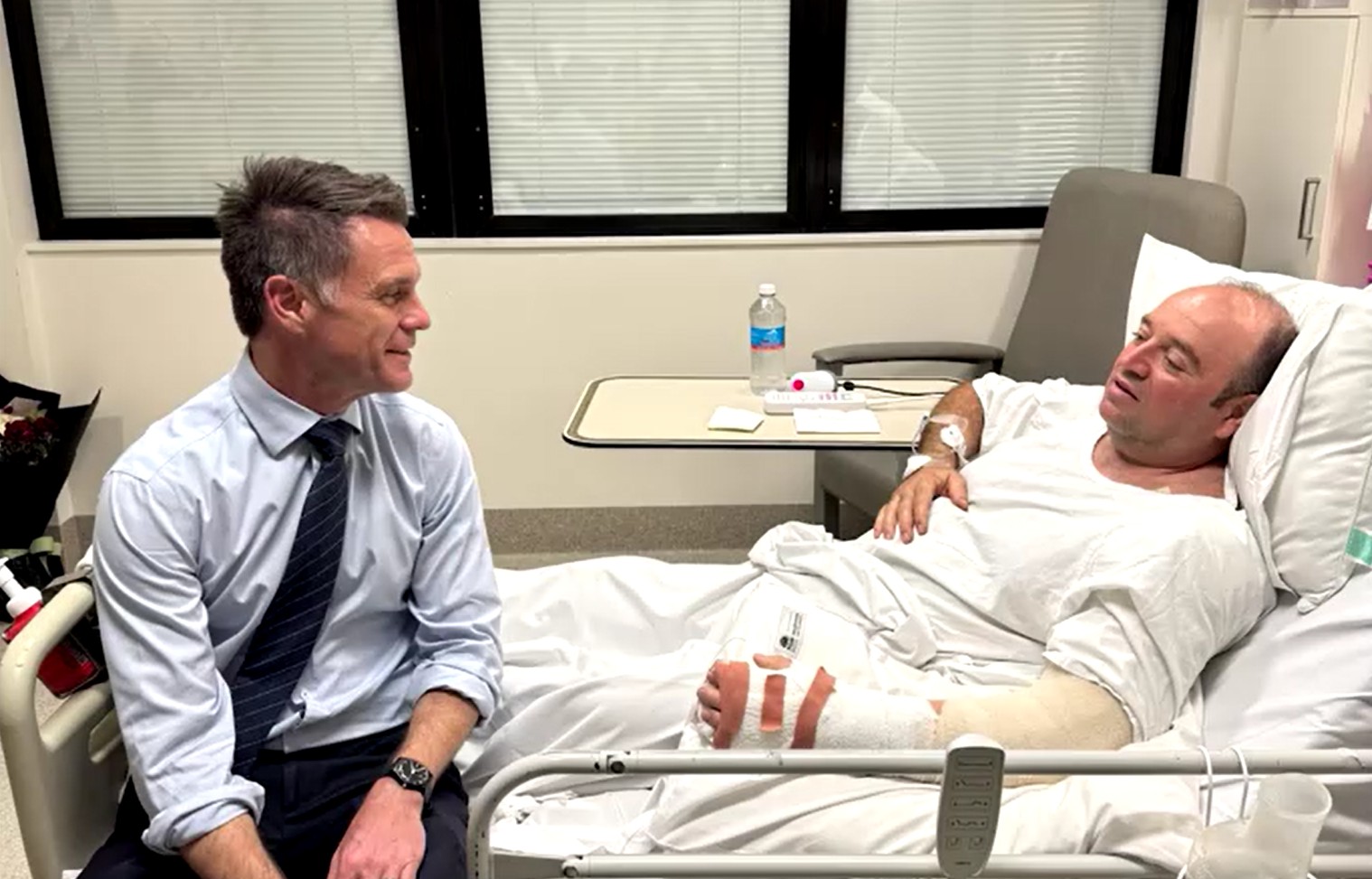 'Herói' que desarmou assassino em praia em Sydney aparece em 1ª FOTO no hospital após cirurgia