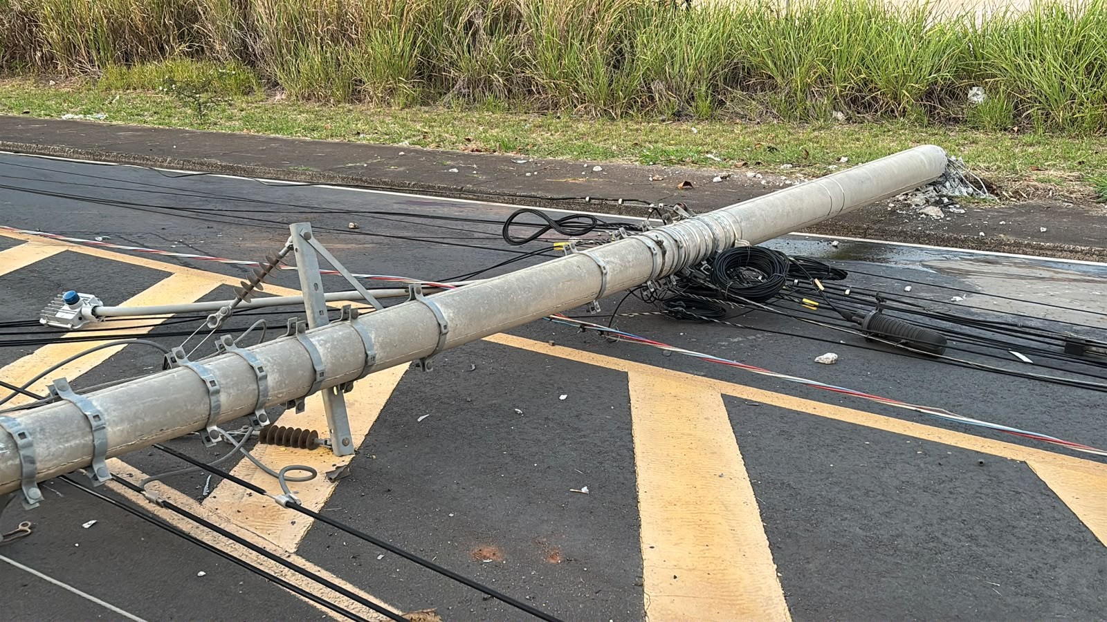 Queda de postes após acidente com carro bloqueia Avenida Rio das Pedras  e deixa trecho sem energia em Piracicaba