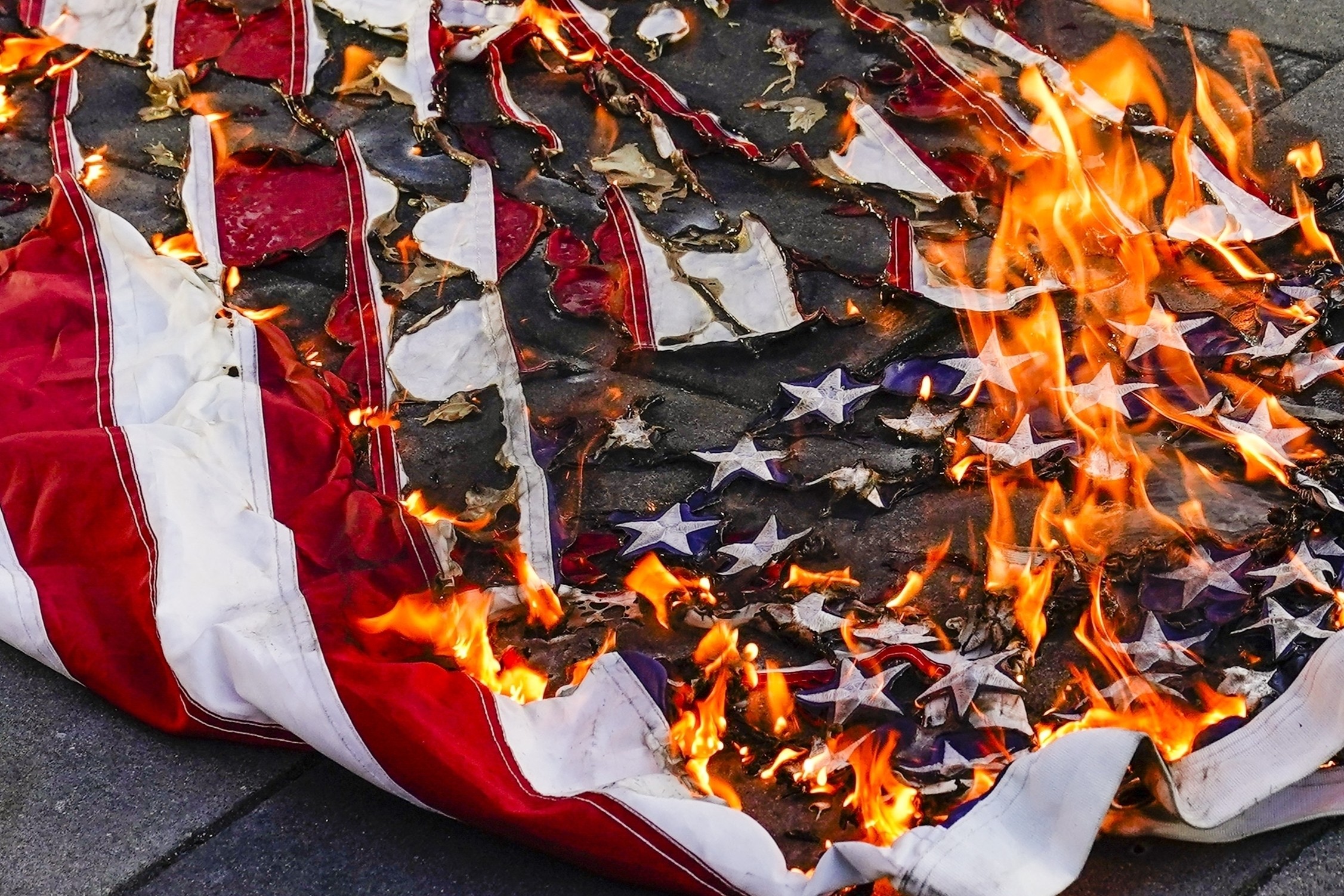 Homem é preso por queimar bandeira dos EUA ao protestar contra ordem de Trump