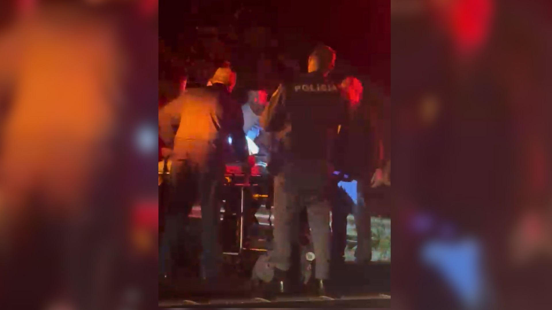 VÍDEO: policial tira o próprio casaco para aquecer criança r