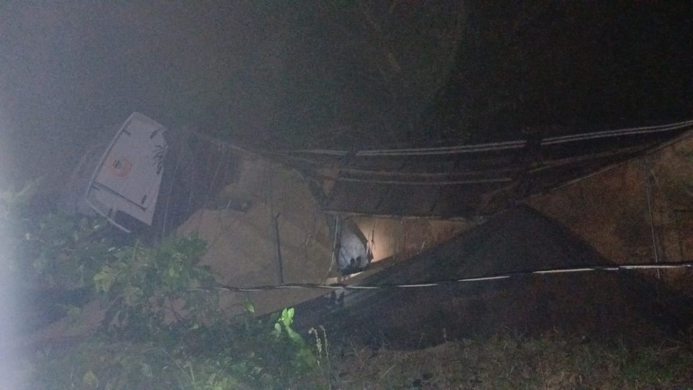 Carreta tombada em Cadeias do Jamari — Foto: Reprodução/redes sociais