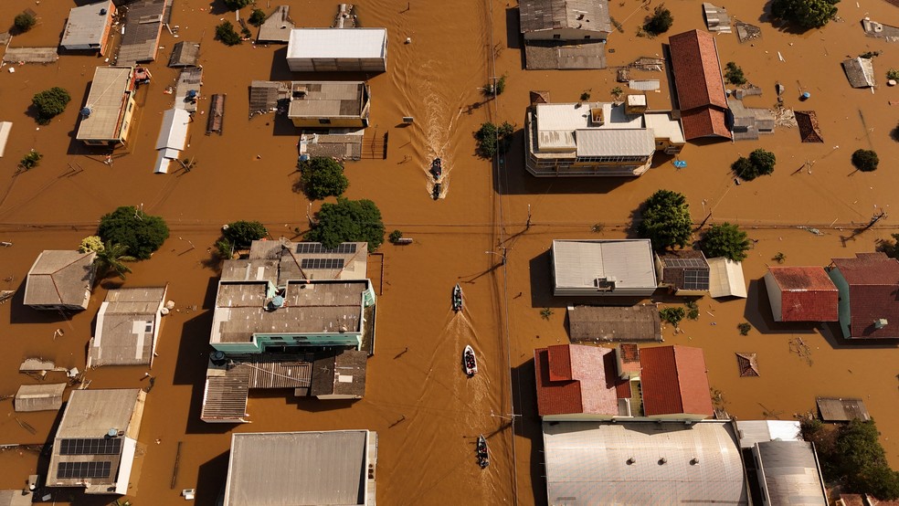 Imagem de drone mostra voluntários procurando por moradores isolados em Canoas, no Rio Grande do Sul, — Foto: REUTERS/Amanda Perobelli
