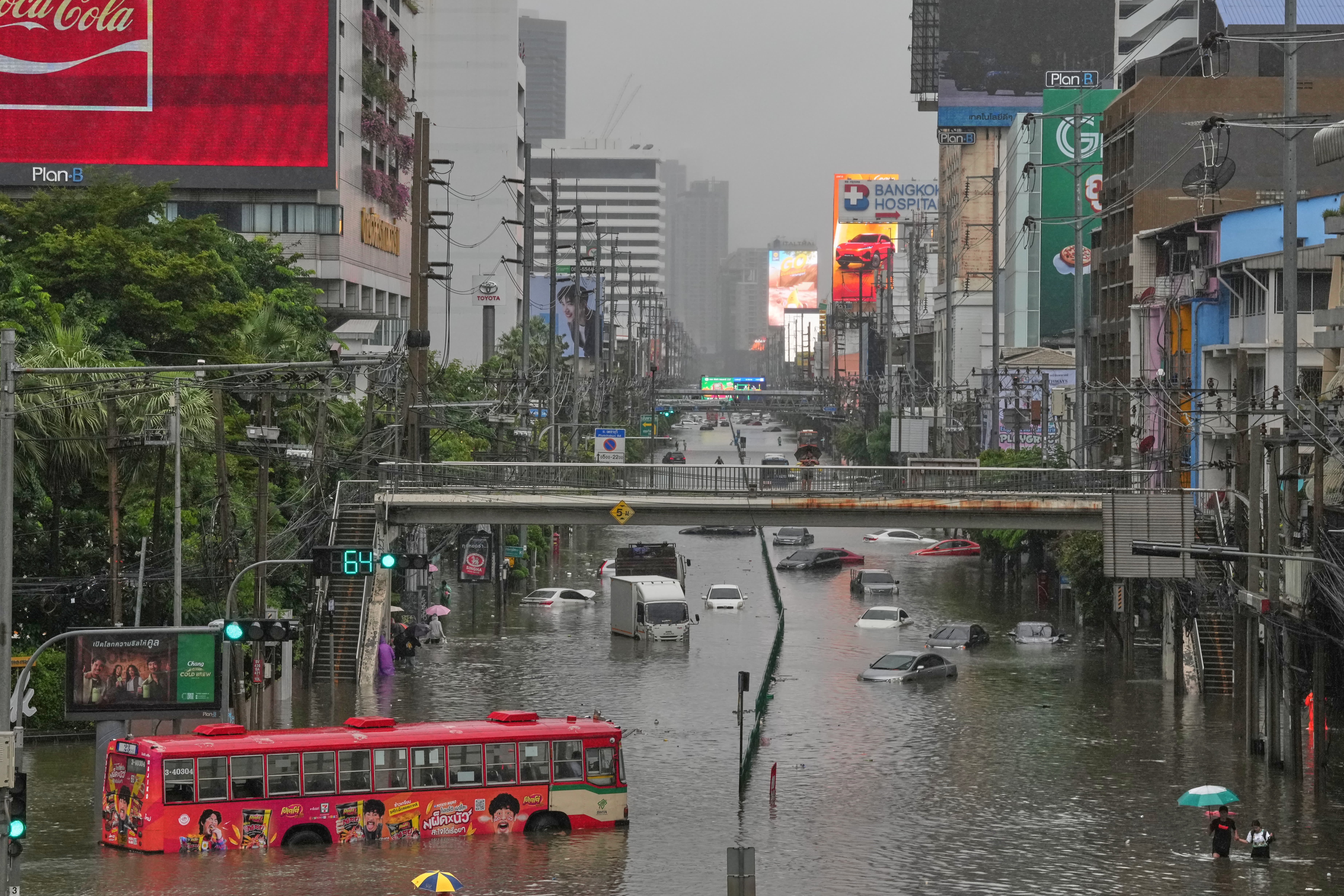 Chuvas alagam Bangkok e afetam mais de 84 mil pessoas na Tailândia; FOTOS