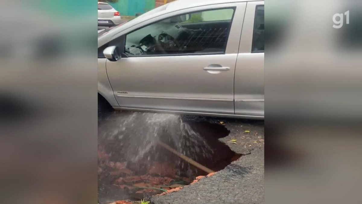 Carro é quase 'engolido' por buraco aberto após vazamento de água em ...