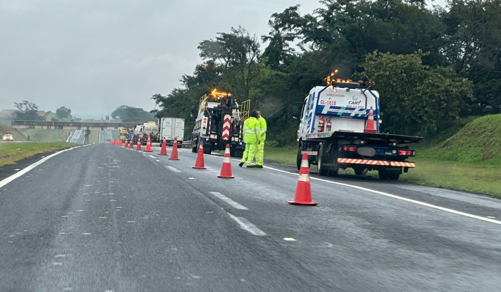 Após quase 20 horas e vazamento de 30 mil litros de combustível, Rodovia Raposo Tavares é totalmente liberada em Martinópolis (SP) — Foto: Emerson Sanchez/TV TEM