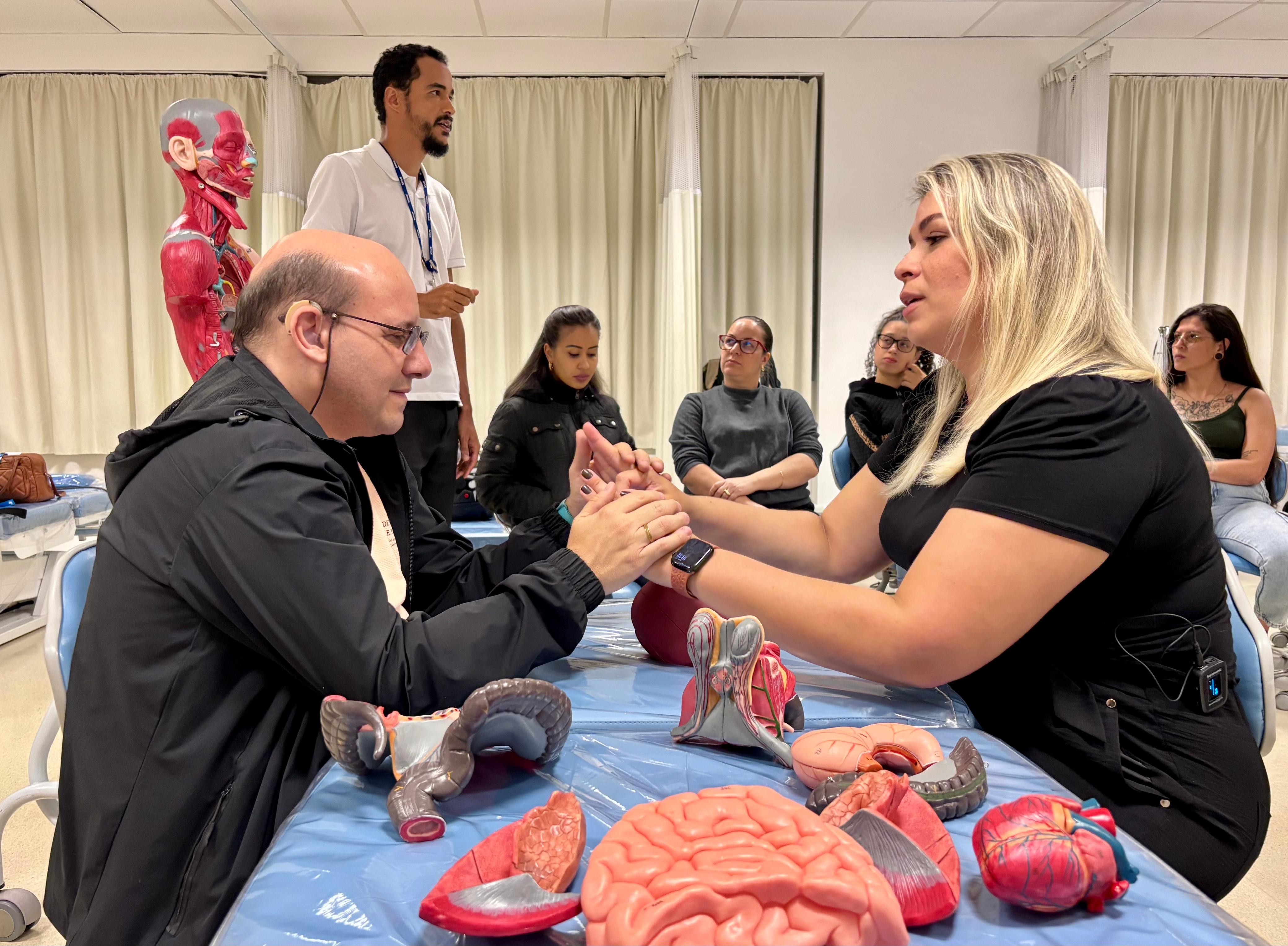 Com 'supertato', estudante surdocego faz cursos de massoterapia em Libras tátil no interior de SP