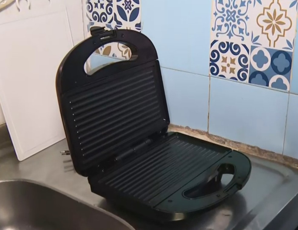 As pessoas devem ter cuidado ao usar sanduicheira — Foto: Reprodução/TV Bahia