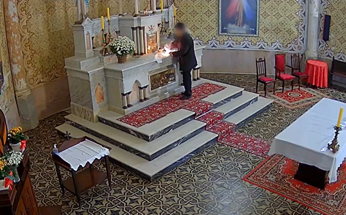 Câmera flagra homem detonando explosivo no altar de igreja histórica em SC; polícia investiga