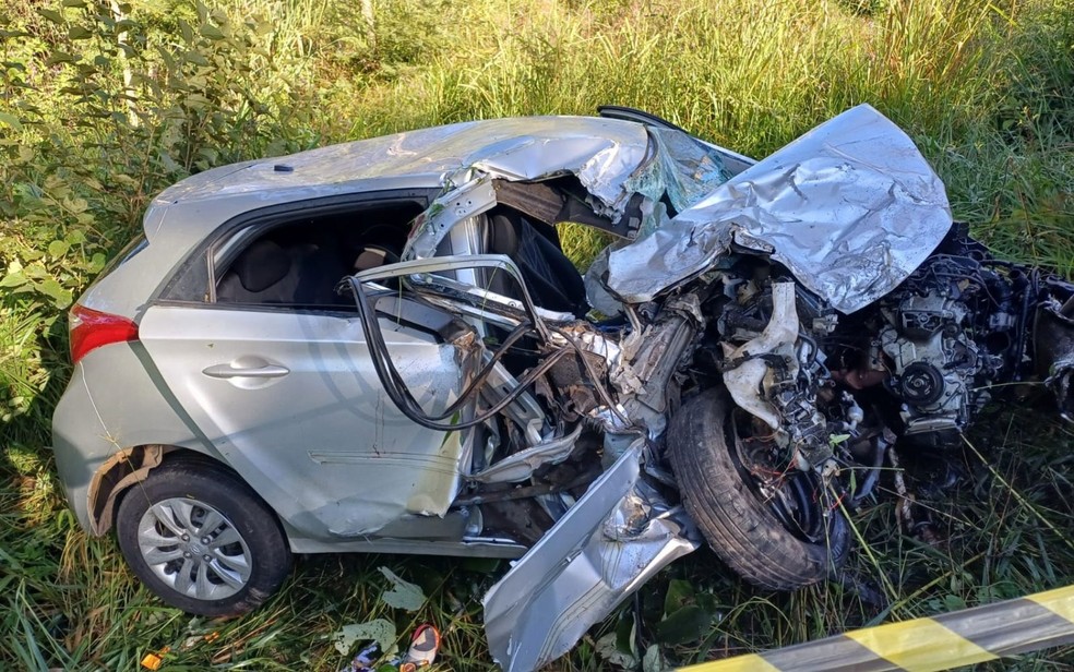 Carro da família ficou destruído após a batida, Goiás — Foto: Divulgação/Polícia Rodoviária Federal