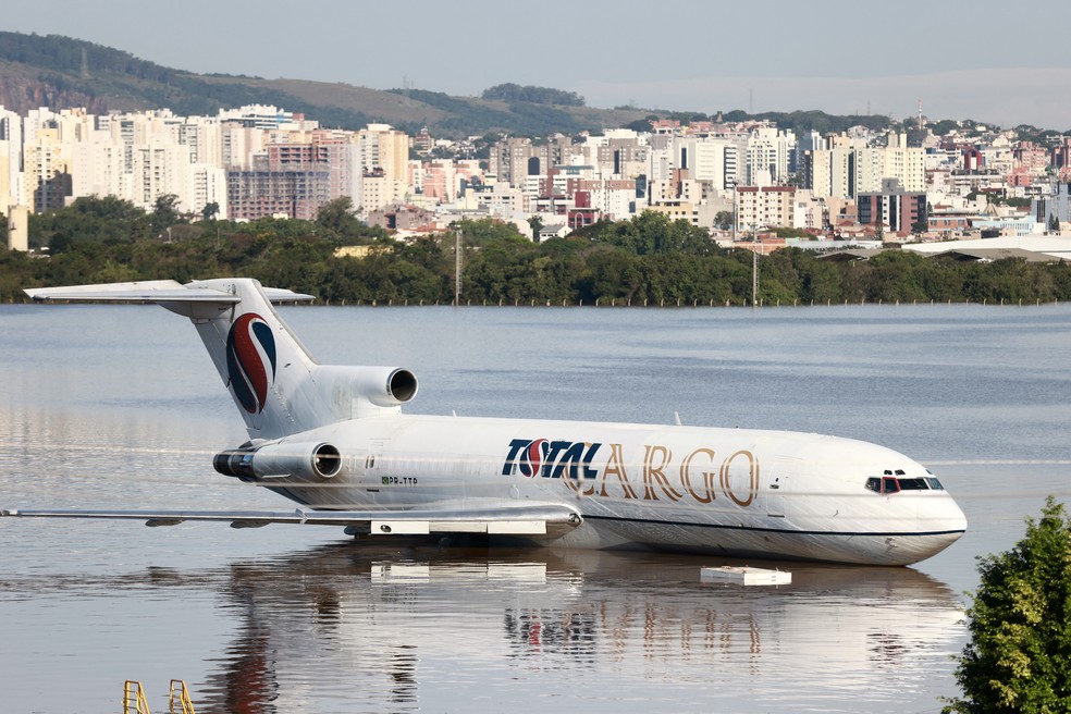 VÍDEO: Sobrevoo mostra pista do aeroporto de Porto Alegre debaixo d'água |  Rio Grande do Sul | G1